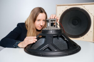 Dr.-Ing. Sophie Nalbach mit einem Lautsprecher, in dem smarte Folien verwendet wurden.